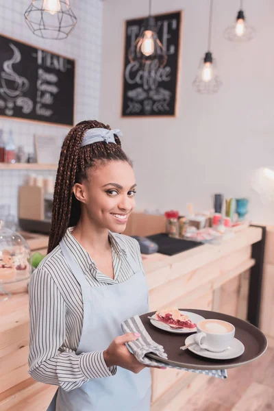 Barista holding tepsi ile sipariş