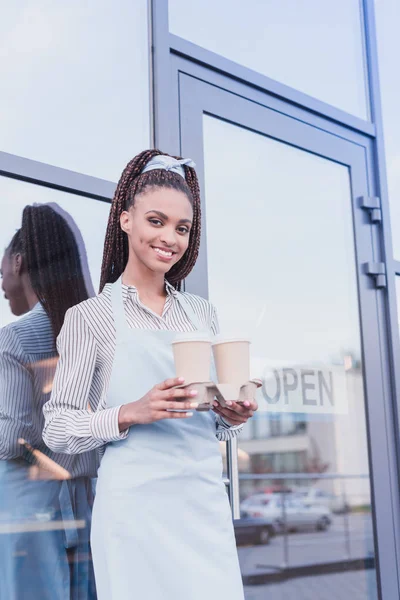 Barista holding two paper cups — Free Stock Photo
