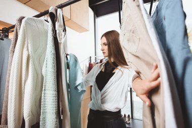 butik giysiler seçmek kız