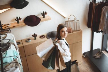 Alışveriş çantalı kadın.