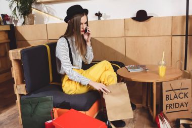 Alışveriş çantalı kadın.