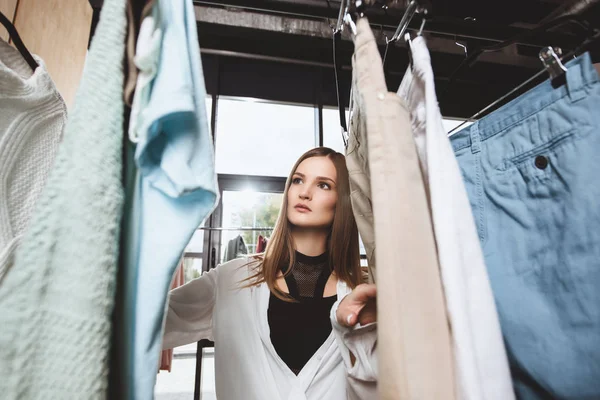 Menina escolhendo roupas — Fotografia de Stock