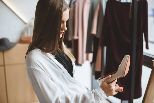 Woman choosing heels — Stock Photo, Image