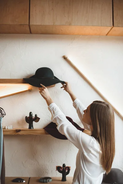Woman choosing hat — Stock Photo, Image