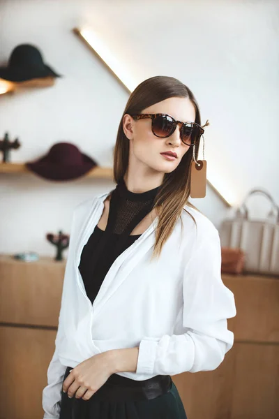 Mujer en gafas de sol con estilo — Foto de Stock