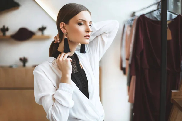 Woman choosing earrings — Stock Photo, Image