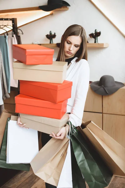 Mulher com sacos de compras e caixas — Fotografia de Stock