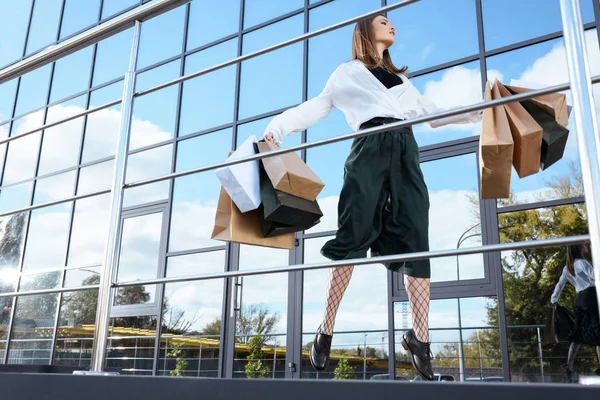 Mujer saltando con bolsas de compras — Foto de Stock