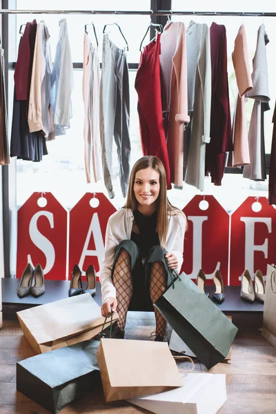 Shopaholic com sacos de compras — Fotografia de Stock