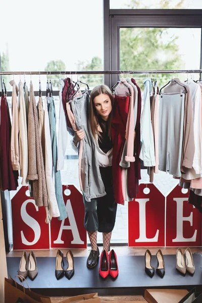 Shopaholic in vendita in boutique — Foto Stock