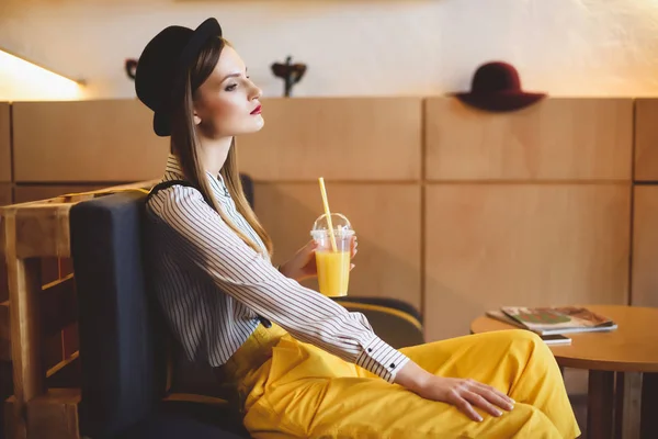 Girl with juice sitting in cafe — Stock Photo, Image