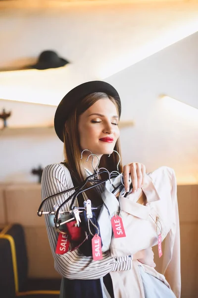 Roupas com etiquetas de venda — Fotografia de Stock