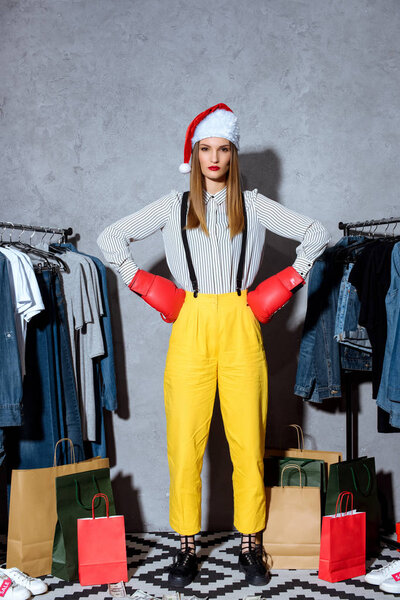 девушка в боксёрских перчатках и шляпе Санты
 