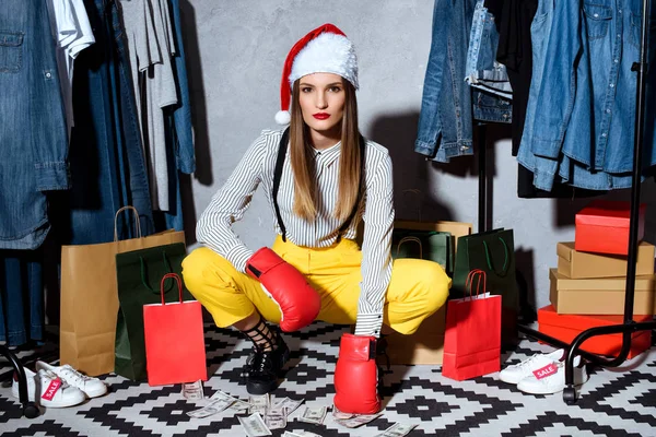 Menina em santa chapéu em boutique — Fotografia de Stock