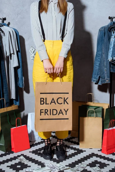 Menina com saco de compras na sexta-feira preta — Fotografia de Stock