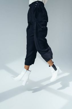 trendy siyah pantolonlu kız