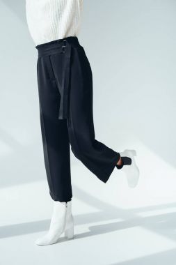 trendy siyah pantolonlu kız