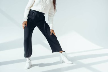 trendy siyah pantolonlu kız