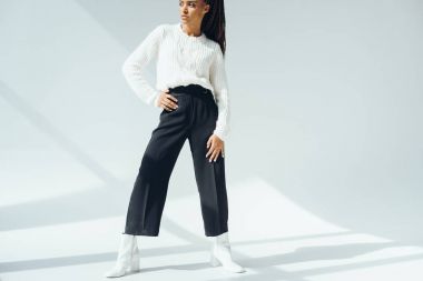 trendy siyah pantolonlu kız