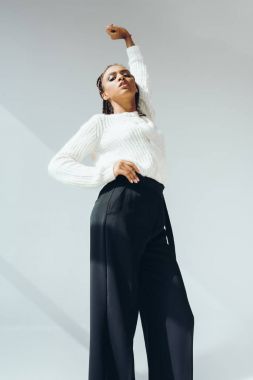 trendy siyah pantolonlu kız