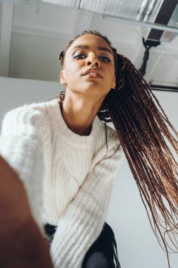 Afro-Amerikan kız alma selfie