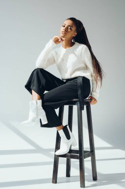 Afro-Amerikan model dışkı ile poz