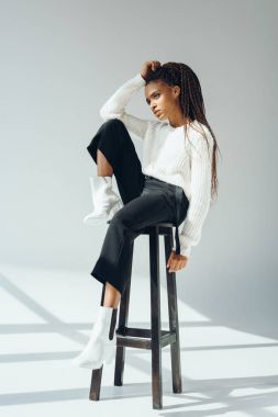 Afro-Amerikan model dışkı ile poz