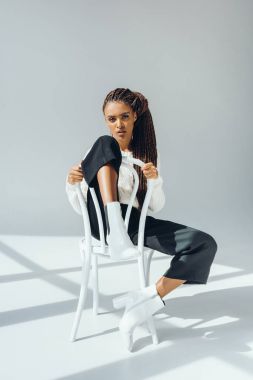 trendy Afro-Amerikan kız sandalye ile