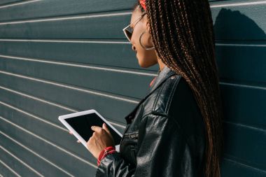 Dijital tablet ile şık kız