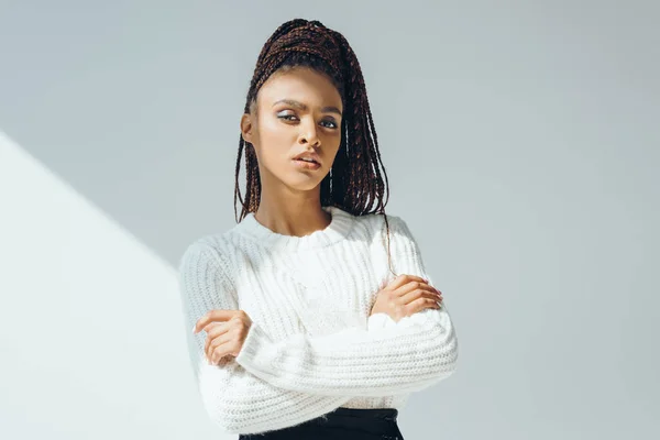 Chica afroamericana en suéter blanco —  Fotos de Stock