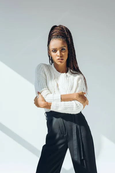 Αφρικανικό αμερικανικό κορίτσι σε λευκό πουλόβερ — Φωτογραφία Αρχείου