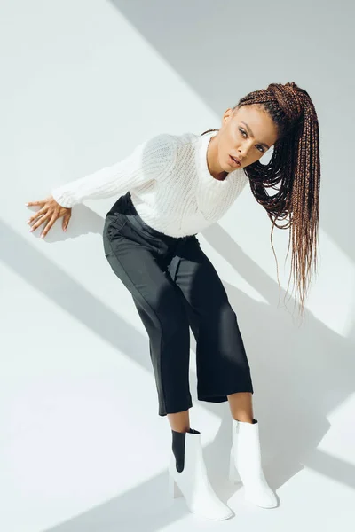 Afro-Amerikaanse meisje in de witte trui — Stockfoto