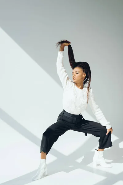 Meisje in gebreide trui en broek — Stockfoto