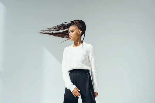 Αφρικανικό αμερικανικό κορίτσι στο πλεκτό πουλόβερ — Φωτογραφία Αρχείου
