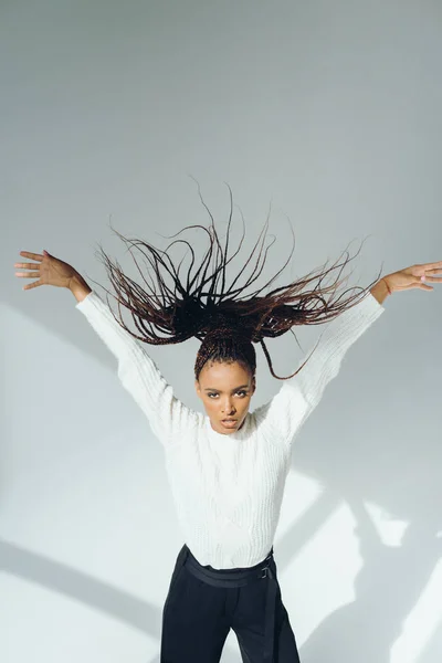 Örme kazak Afro-Amerikan kız — Stok fotoğraf
