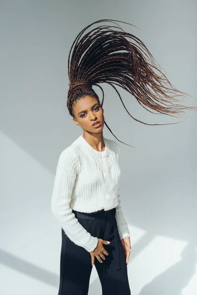 Menina americana africana em camisola de malha — Fotografia de Stock