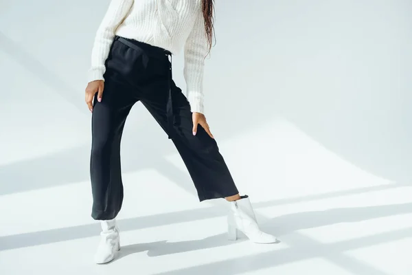 Flicka i trendiga svarta byxor — Stockfoto