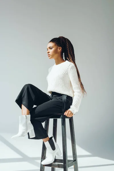 Africká americká modelka pózuje s stolička — Stock fotografie
