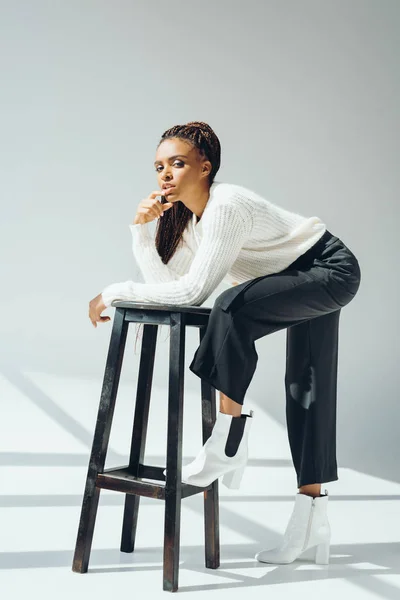 Chica con estilo en traje de invierno — Foto de Stock