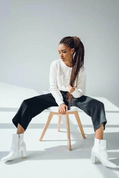 Fashionabla afroamerikanska flicka på stol — Stockfoto