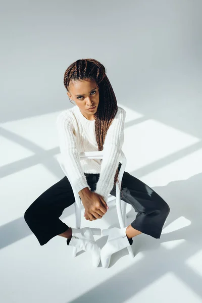 Trendy african american girl with chair — Free Stock Photo