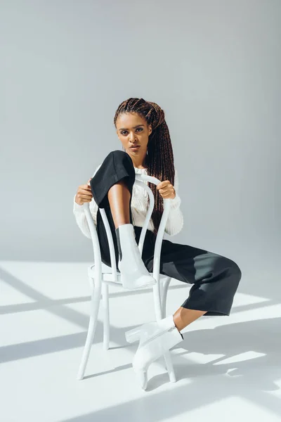 Chica afroamericana de moda con silla — Foto de Stock