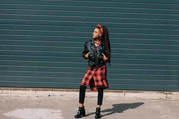 African american girl in leather jacket — Stock Photo, Image