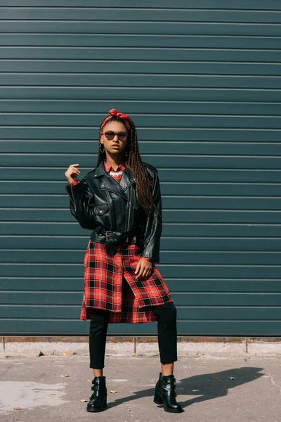 African american girl in leather jacket — Stock Photo, Image