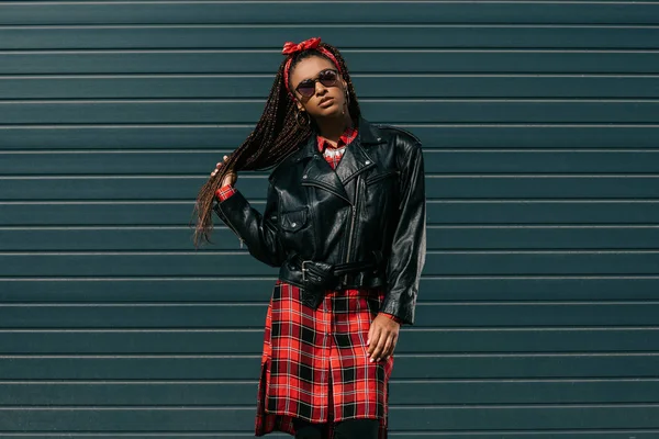 African american girl in leather jacket — Stock Photo, Image