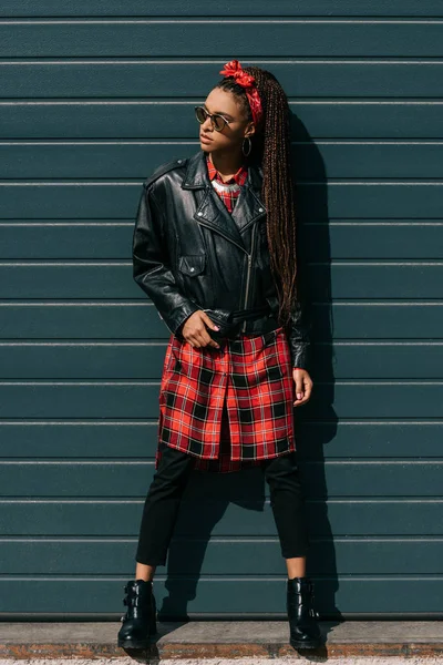 deri ceketli Afro-Amerikan kız