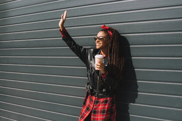 Ragazza alla moda con caffè da andare — Foto stock gratuita