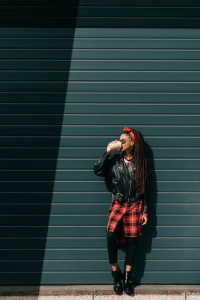 Chica con estilo con café para llevar — Foto de Stock