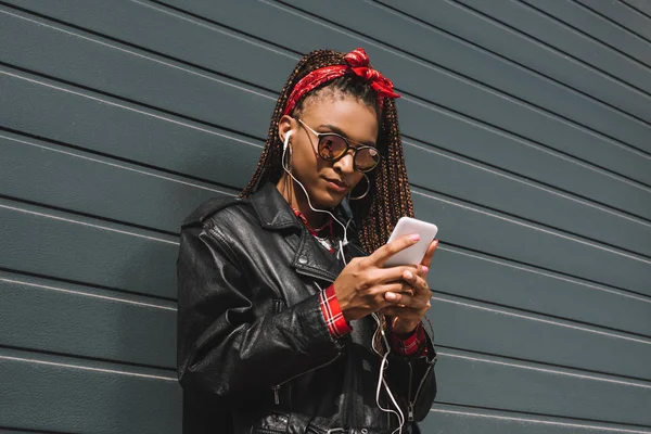 Stylish african american girl with smartphone — Stock Photo, Image
