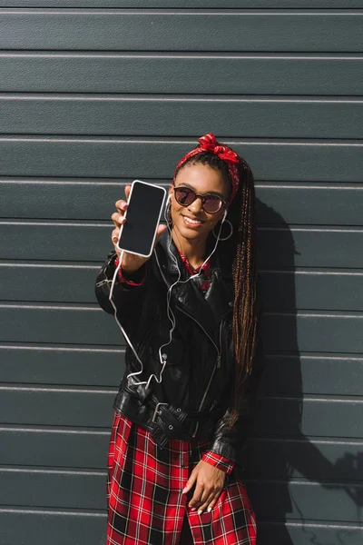 Stijlvolle Afrikaans Amerikaans meisje met smartphone — Stockfoto